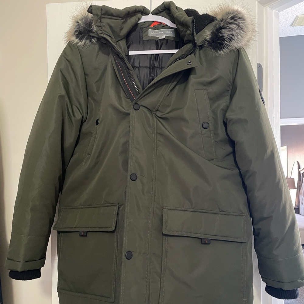 Michael Kors winter coat 18/20 boys. Condition is like new. No flaws!